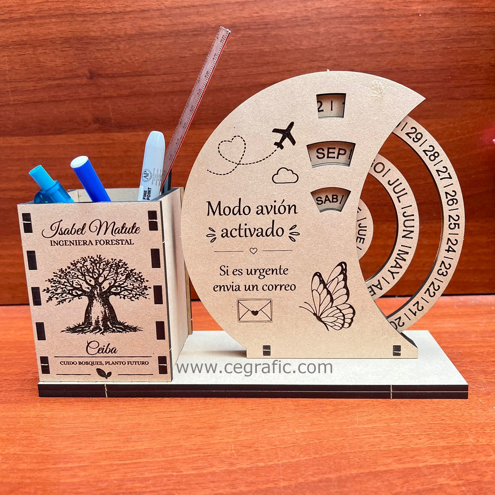 Calendario con porta lapiceros personalizable.
