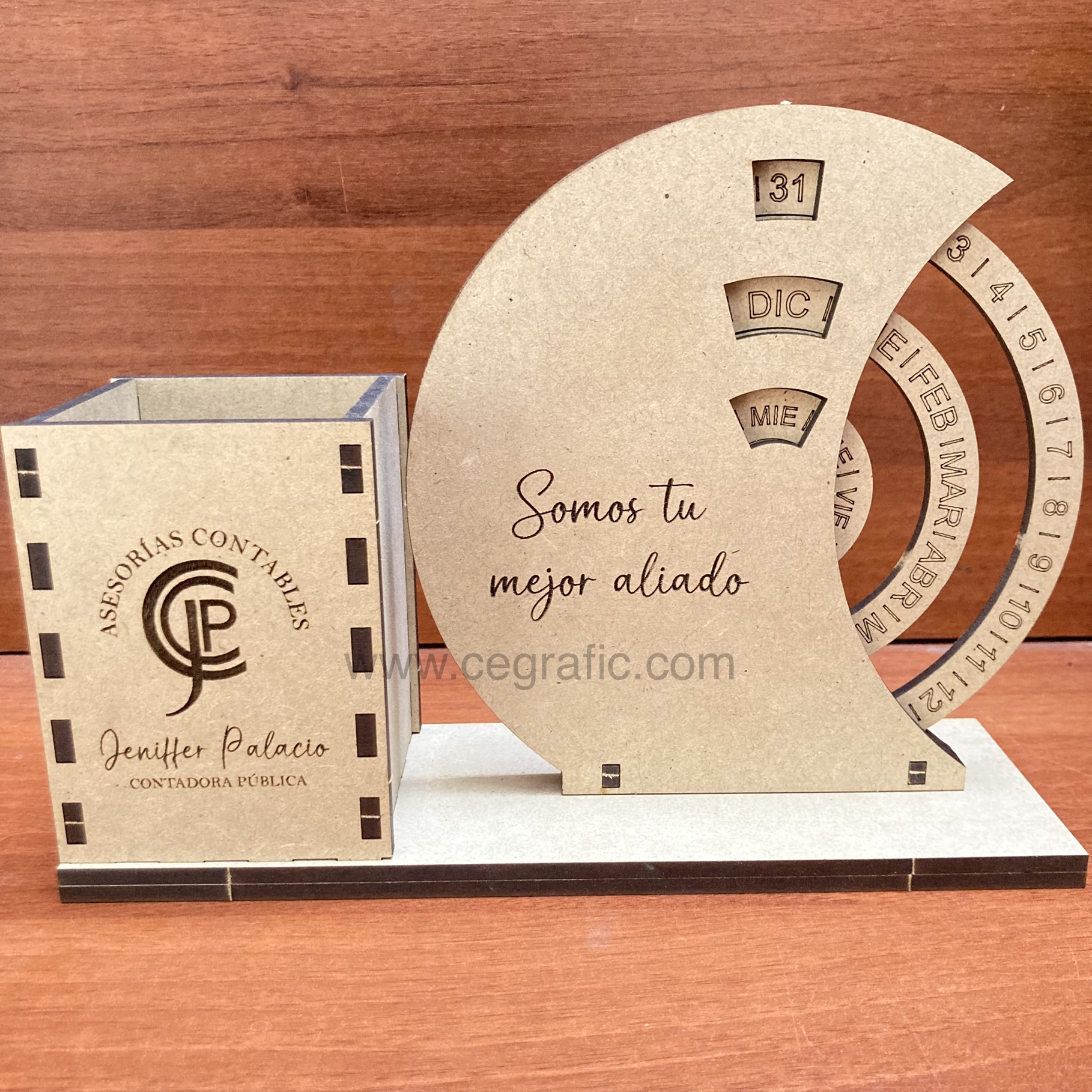 Calendario con porta lapiceros personalizable.
