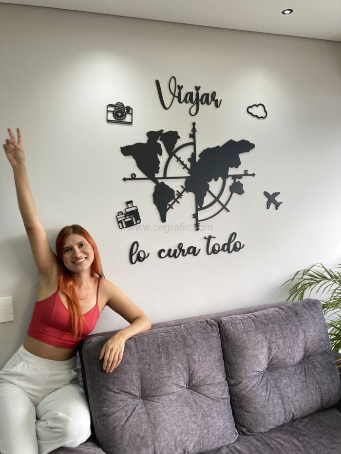 Mapamundi con frase viajar lo cura todo y figuras