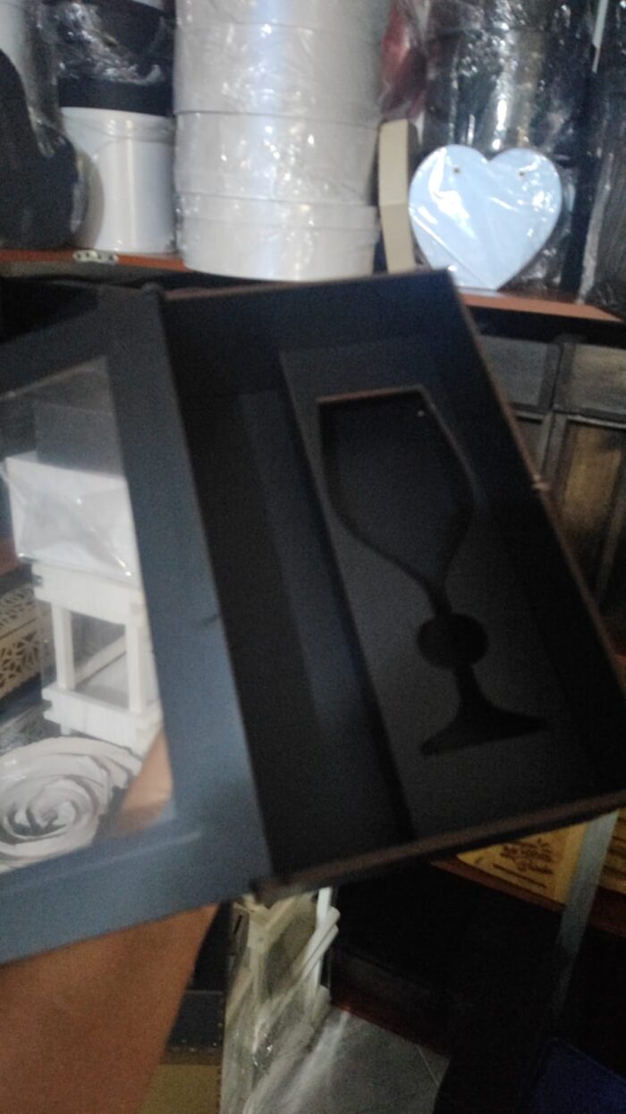 Caja de vino con una copa