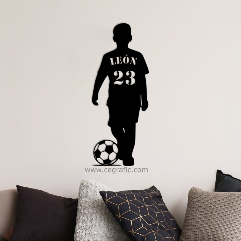 Figura silueta futbol con balón, nombre y número personalizado.