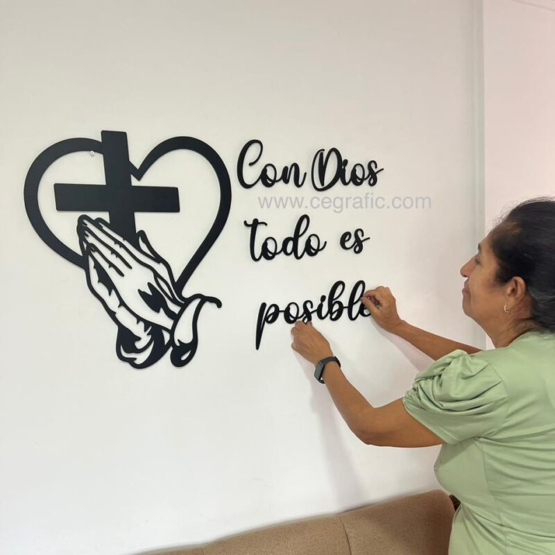 Figura corazón con manitos y frase con Dios todo es posible.