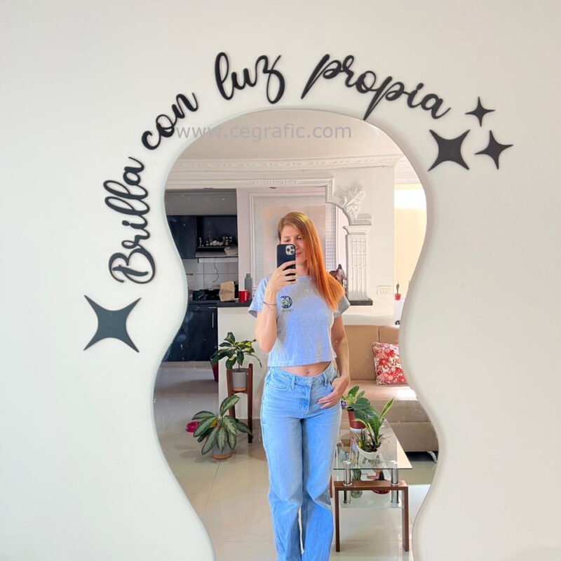 Frase espejo Brilla con luz propia ✨